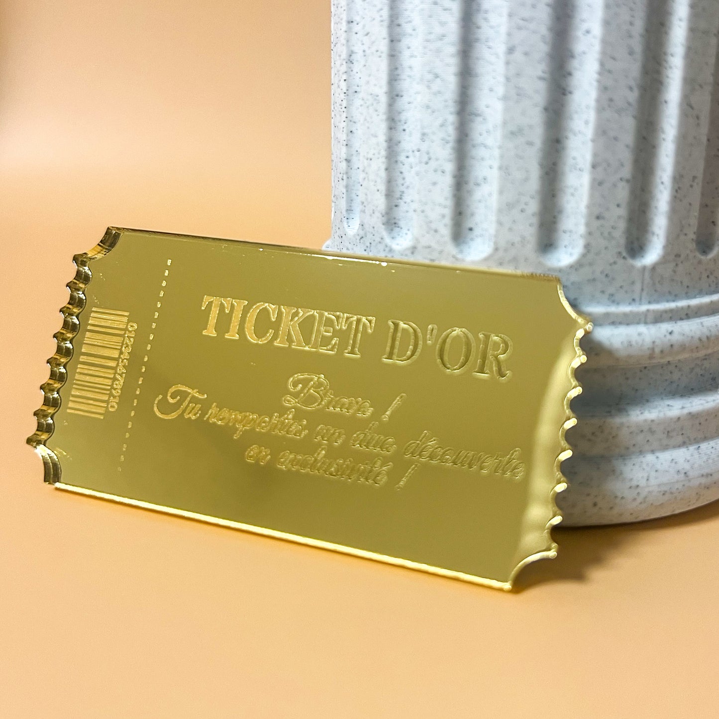 Ticket d’or personnalisé – annonce et surprise en plexiglas